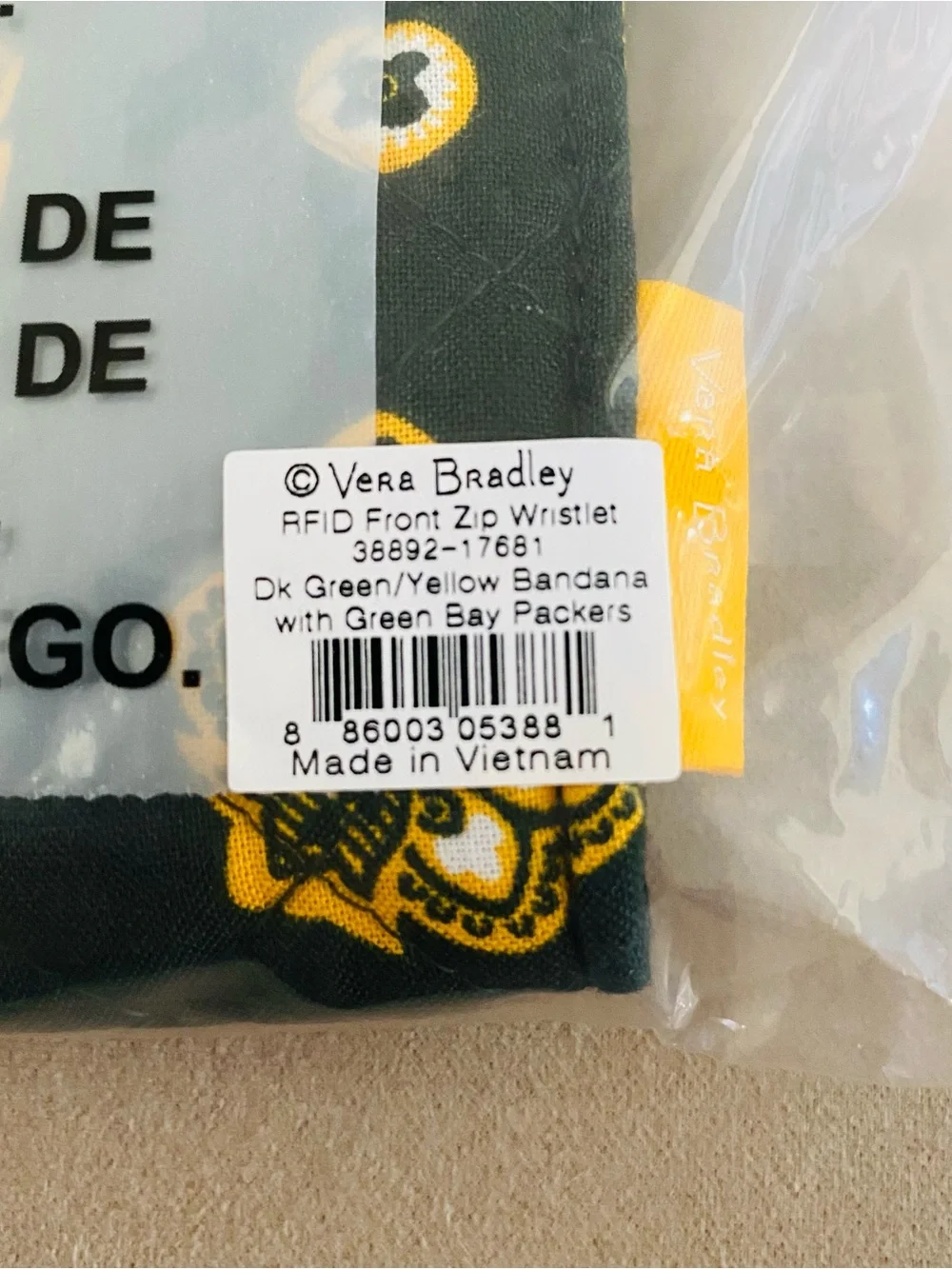 Vera Bradley NFL RFID Front Zip Wristlet. NWT NFL GREEN BAY PACKERS Bandana